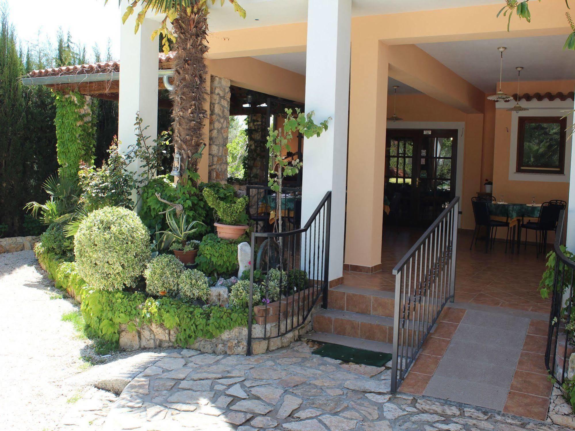 Rooms And Apartment Feral Rovinj Exterior foto
